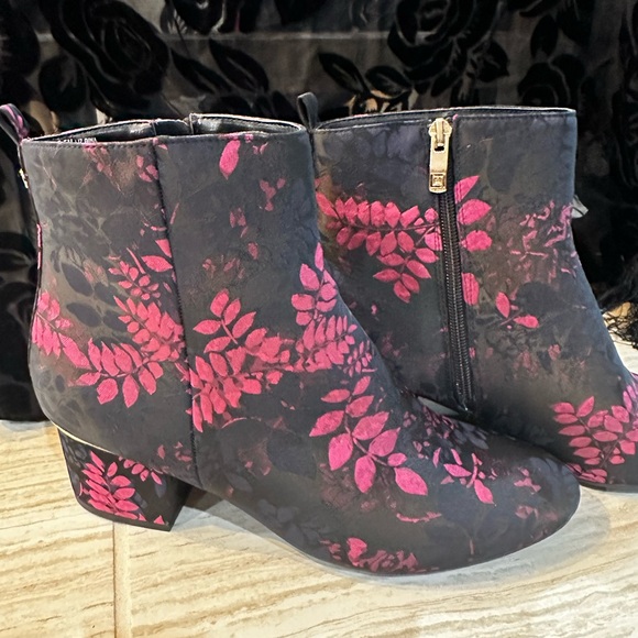 NWOT Liz Claiborne Gina Women’s Size 9.5 Black / Pink Brocade Ankle Boots - Picture 4 of 10